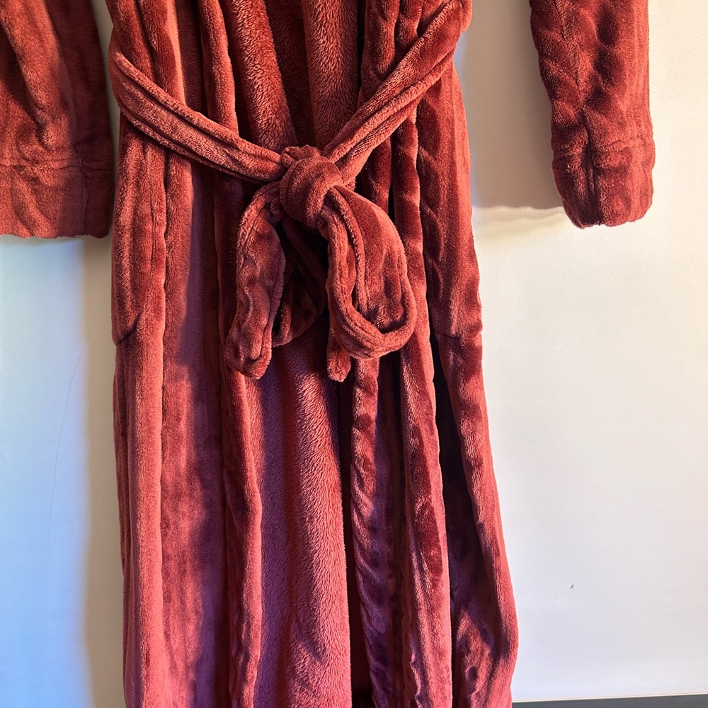 LIZ CLAIBORNE TEXTURED BURGUNDY COLOR ROBE WITH POCKETS AND BELT WOMEN’S SIZE S - Picture 4 of 7